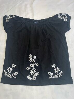 Petite Black White Flower Embroidered Off-Shoulder Pheasant Women’s Top PMedium